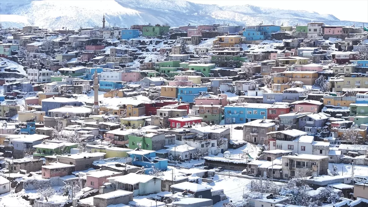 Kayseri Hacılar’da Renkli Evler Karla Buluştu