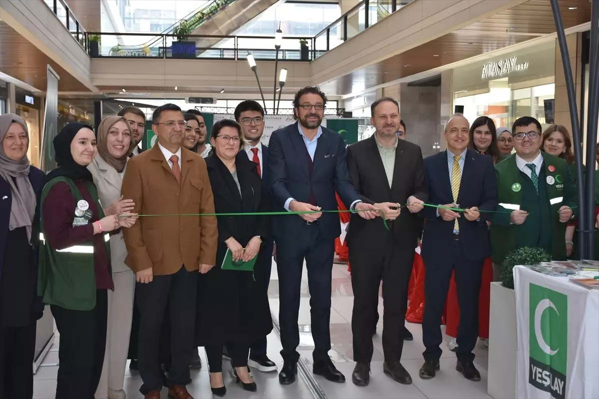 YEDAM danışanlarının sergi açılışından bir fotoğraf