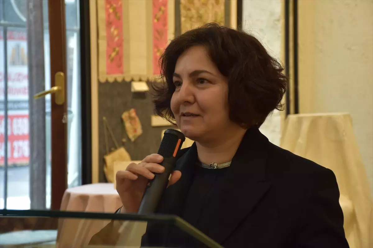 Sergi giriş kapısında sergilenen çeyiz eserleri