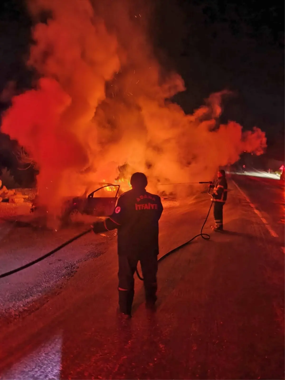 Adana Kozan’da Yol Açan Otomobil Alev Aldı, Kullanılamaz Hale Geldi