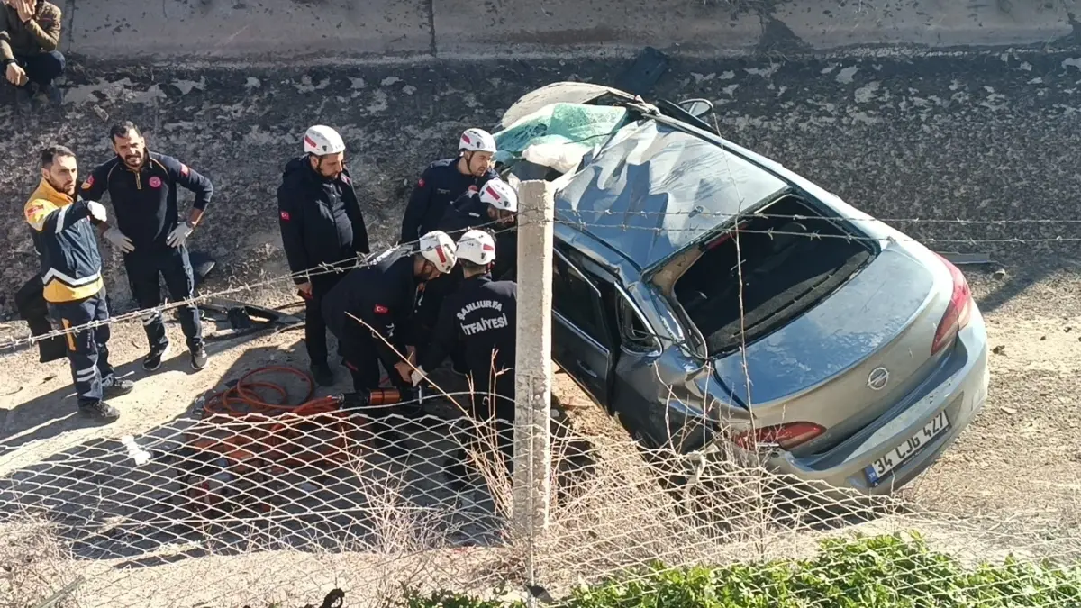Şanlıurfa’da kaza sonrası otomobil sulama kanalına düşmüş
