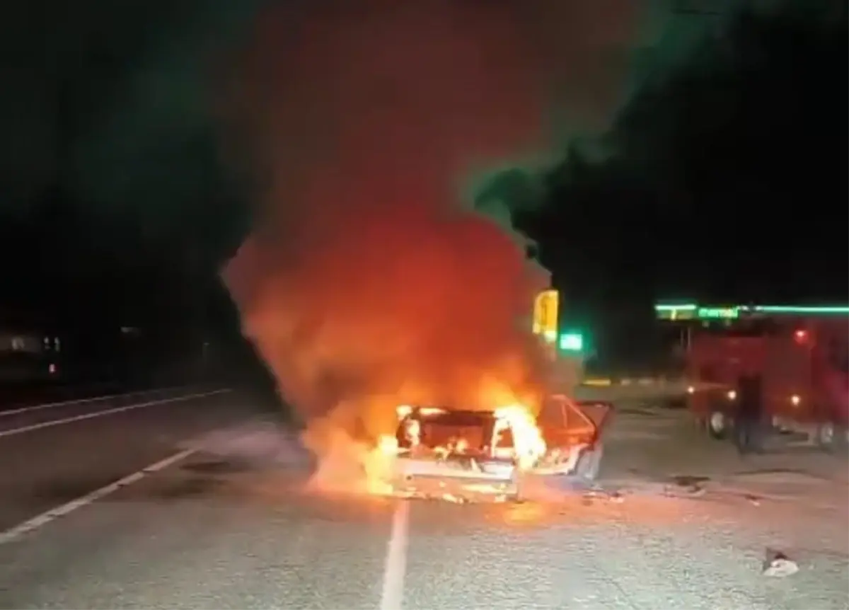 Adıyaman’da Yolda Kıvranan Araç Alev Aldı: Yangın Kontrol Altına Alındı