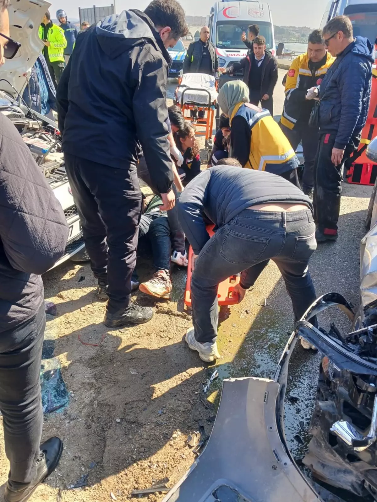 Ayvalık'ta çarpışan otomobillerin görüntüsü