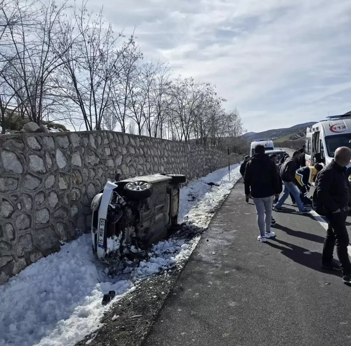 Bingöl'de İstinat Duvarına Çarpan Otomobilde 5 Kişi Yaralandı