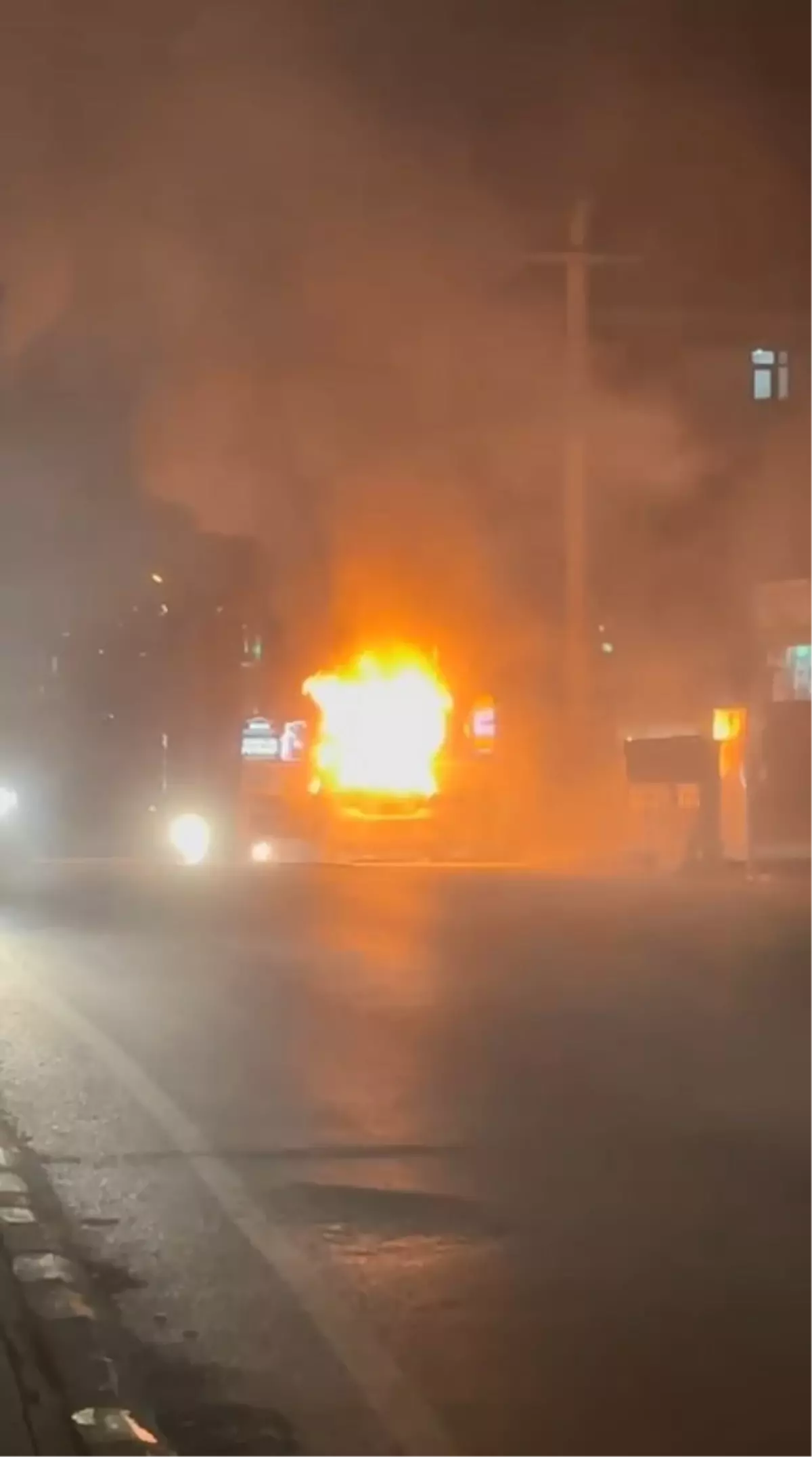 İzmit'te yanıp sönen otomobil