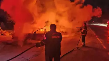 Adana Kozan’da Yol Açan Otomobil Alev Aldı, Kullanılamaz Hale Geldi