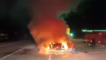 Adıyaman’da Yolda Kıvranan Araç Alev Aldı: Yangın Kontrol Altına Alındı