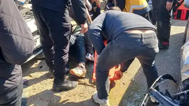 Ayvalık’ta İki Otomobil Çarpıştı: 6 Kişi Yaralandı