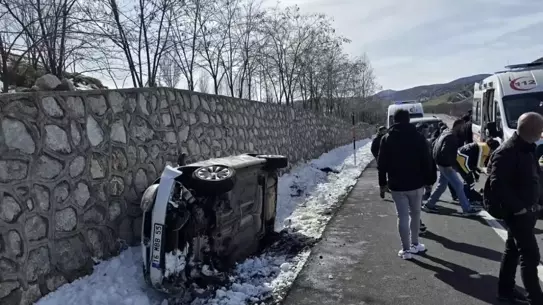 Bingöl'de İstinat Duvarına Çarpan Otomobilde 5 Kişi Yaralandı