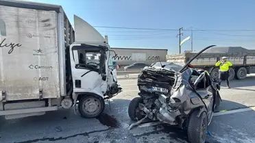 Gebze'de Kamyonet ve Otomobil Çarpışması: 2 Yaralı