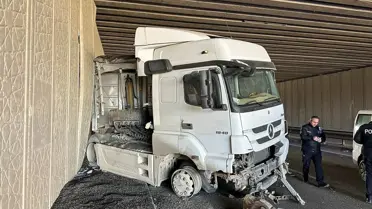 Uşak'ta Tır ve Otomobil Çarpıştı: Sürücü Yaralandı, Trafik Bir Süre Durdu