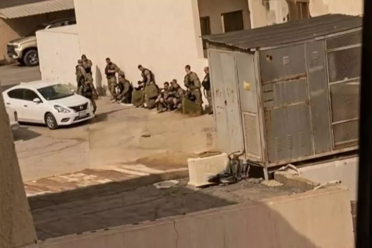 Tel Aviv sokaklarındaki askerler sivil kalabalığın arasında saklanıyor