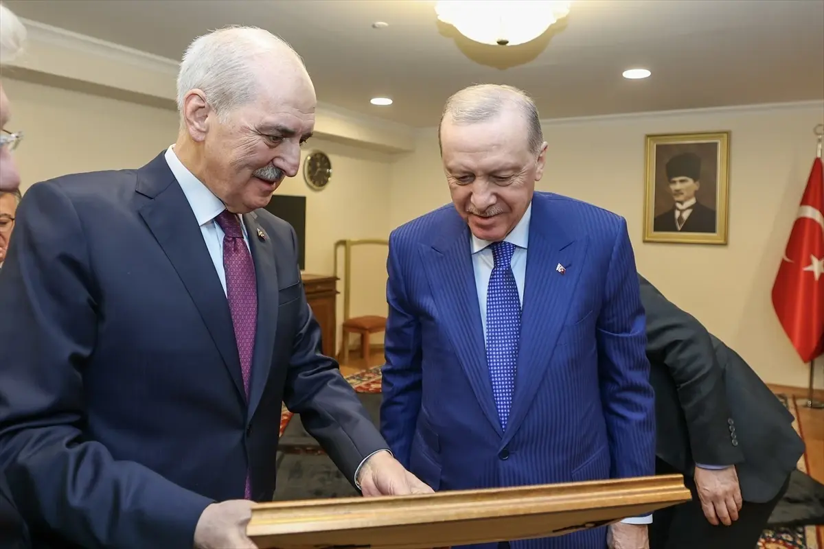 TBMM Başkanı Kurtulmuş, Erdoğan’a Sırrı Süreyya Önder Anısını Sunuyor