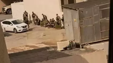 Tel Aviv Sokaklarında Şok Görüntü: İsrail Askerleri Sivil Kalabalığın Ardına Saklandı