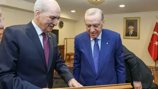 TBMM Başkanı Kurtulmuş, Erdoğan’a Sırrı Süreyya Önder Anısını Sunuyor