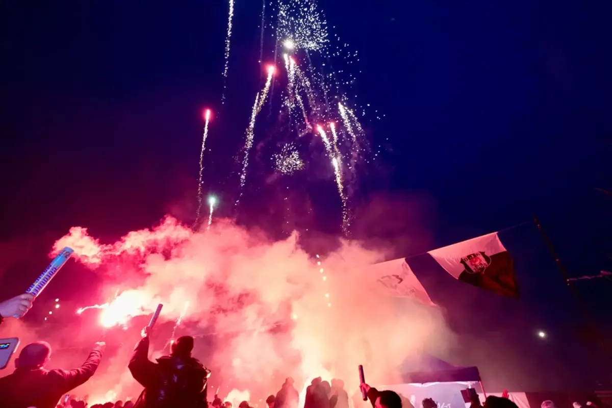 Beşiktaş'ın 123. Yıldönümü Barbaros Meydanı'nda Coşkulu Kutlamalarla Gerçekleşti