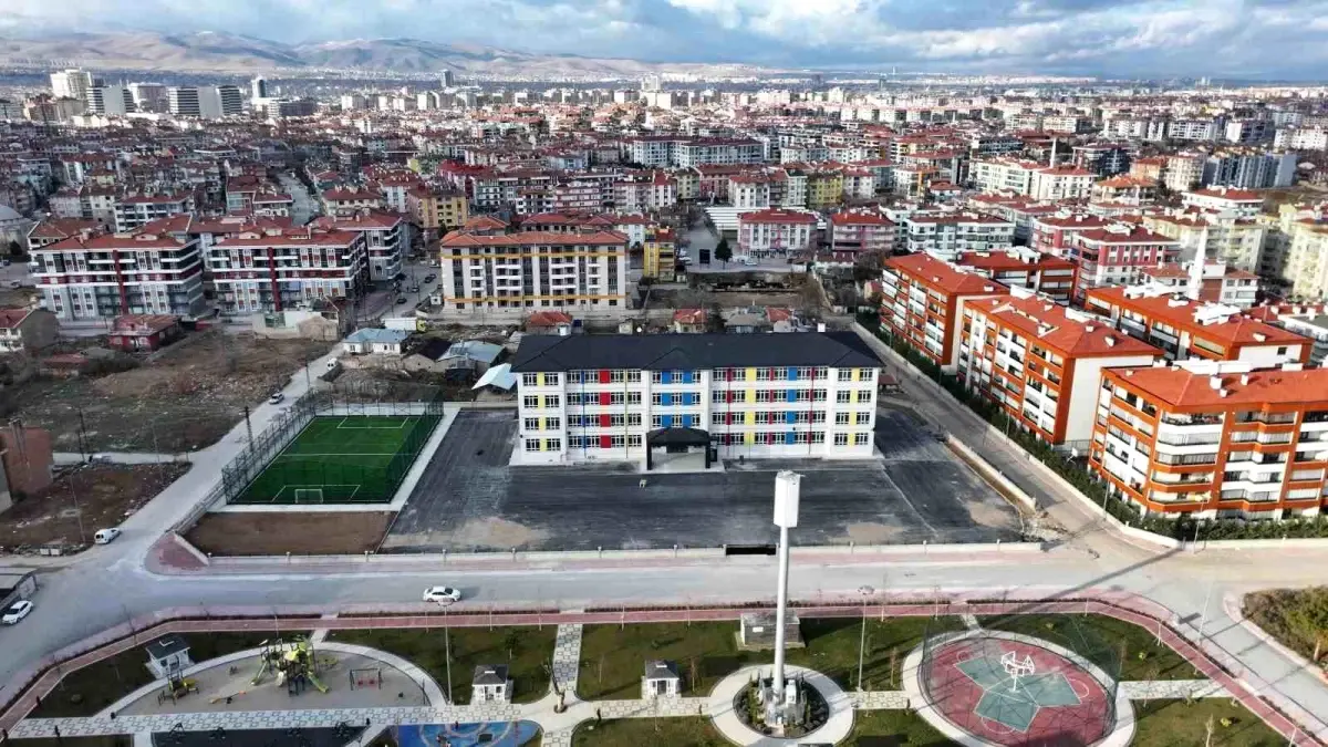 Karatay Belediyesi 8 Okula FIFA Standartlı Halı Saha İnşa Ediyor