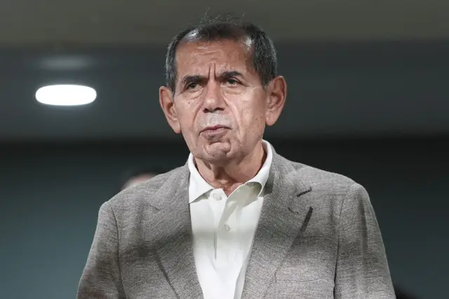 Toplantı sırasında Dursun Özbek