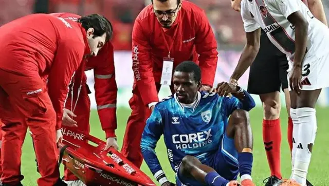 Jaures Assoumou dizini kontrol ederken