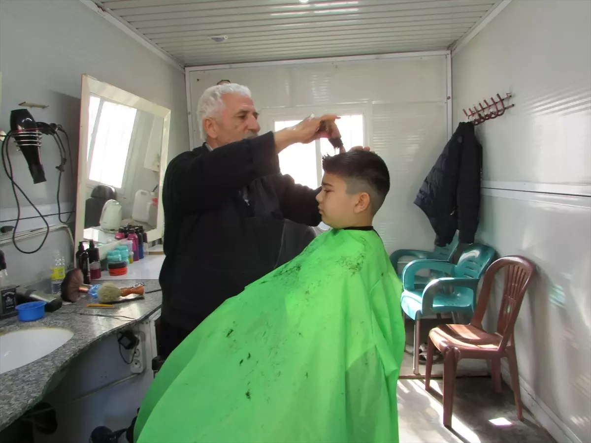 Deprem Sonrası İslahiye’de 68 Yaşındaki Berber, Konteynerde Hizmet Vermeye Devam Ediyor