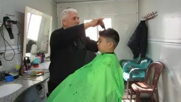 Deprem Sonrası İslahiye’de 68 Yaşındaki Berber, Konteynerde Hizmet Vermeye Devam Ediyor