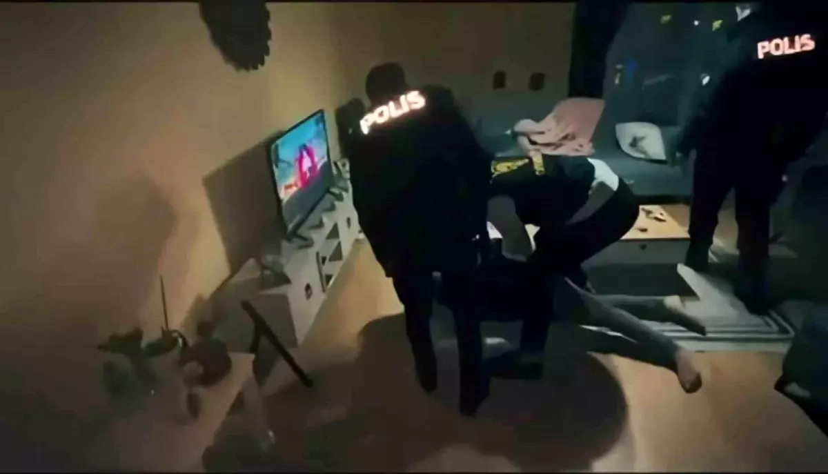 Operasyon kapsamında ele geçirilen araç muayene belgeleri