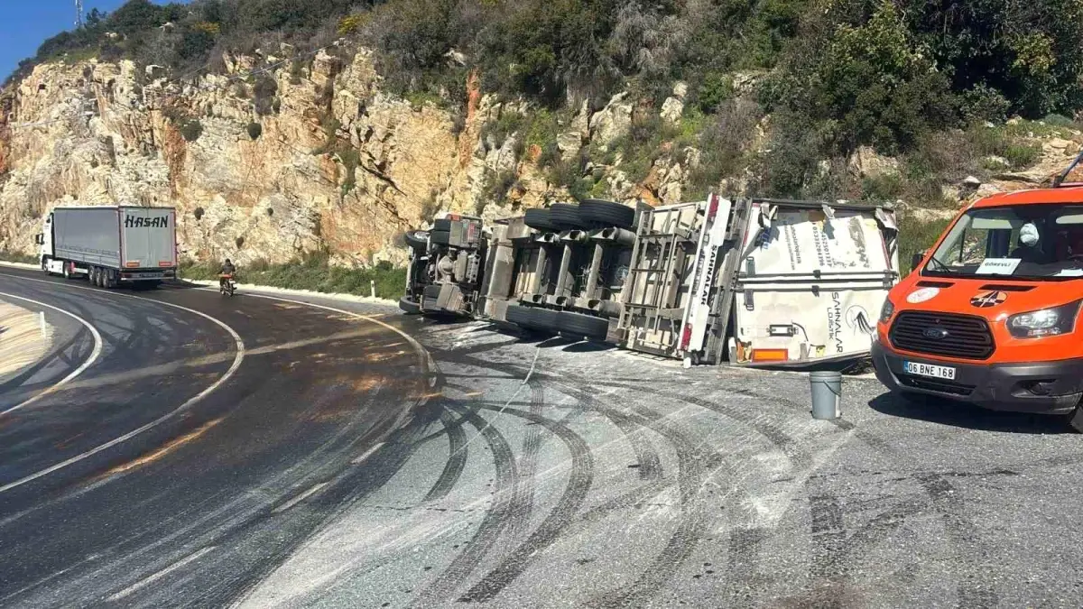 Antalya’nın Gazipaşa İlçesinde Muz Yüklü Tır Kazası: Sürücü Kontrolünü Kaybetti