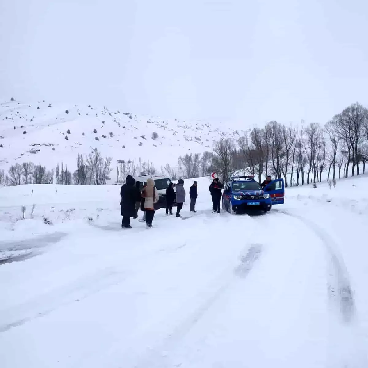 Sivas'ta Şiddetli Kar Yağışı Yol ve Okul Ulaşımını Felç Etti