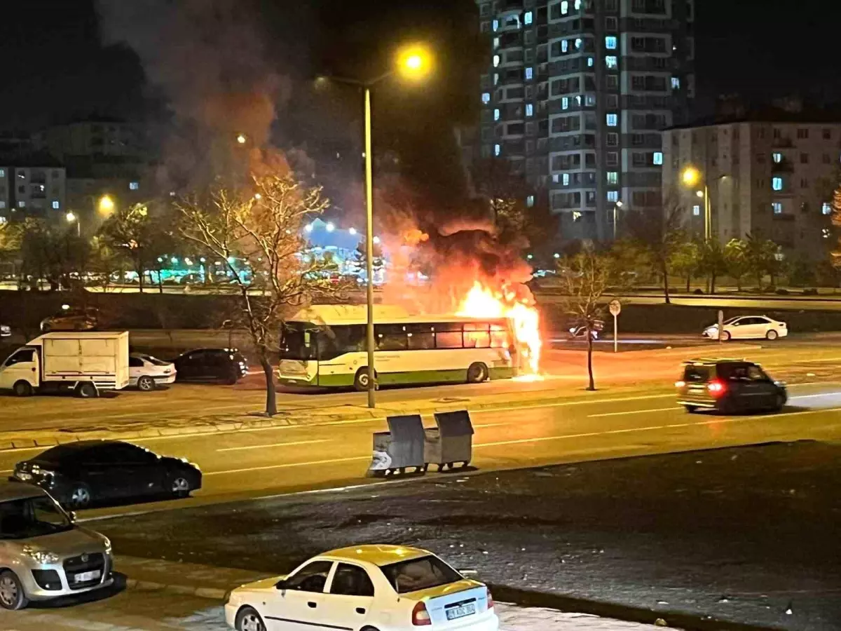 Kayseri Melikgazi'de Halk Otobüsü Yangını: Yolcu Yok, Facıa Önlenerek Kontrol Altına Alındı