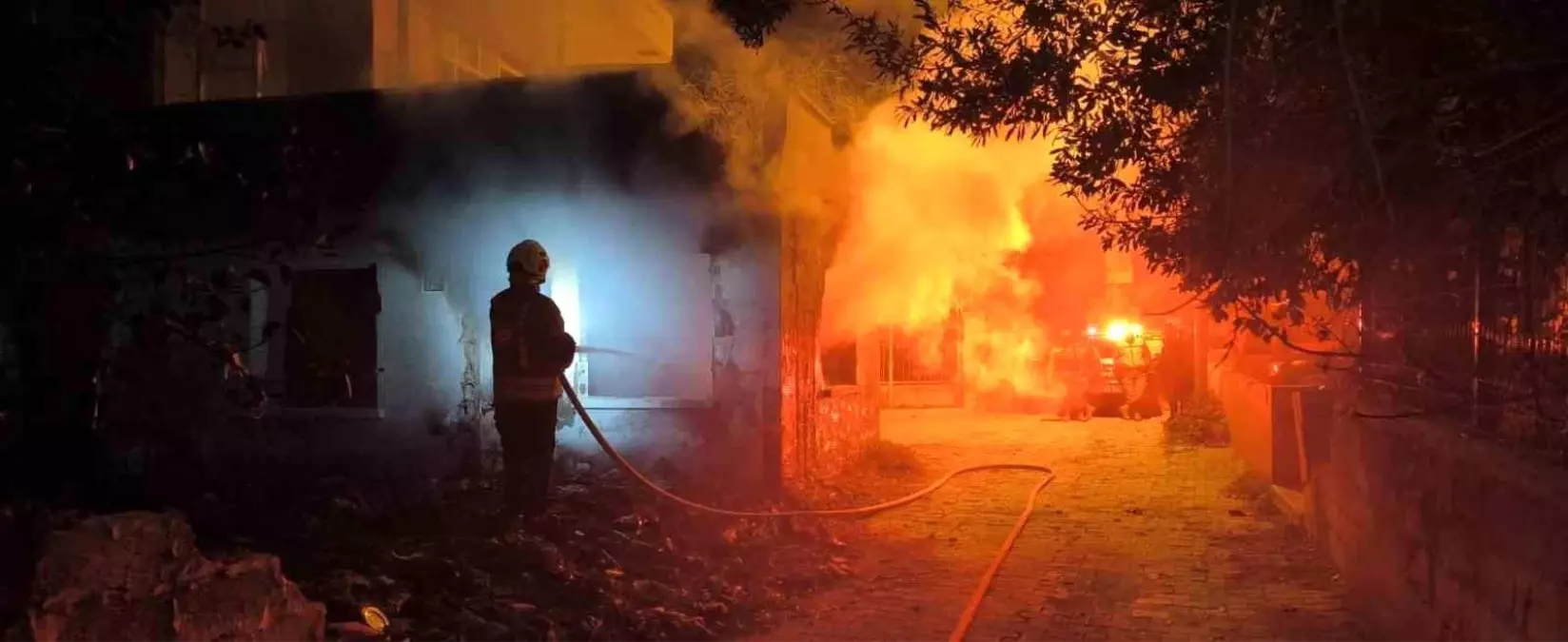 Samandağ’da Terk Edilmiş Evde Çıkan Yangın Kontrol Altına Alındı