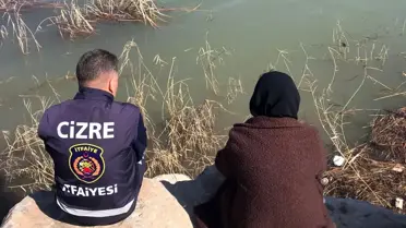 İtfaiye dalgıcı kadına uzanıyor