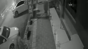 Devrilen tırın çarptığı araçlar