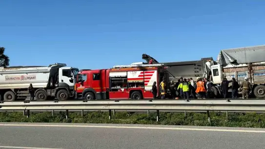 Kazada çarpışan iki kamyon