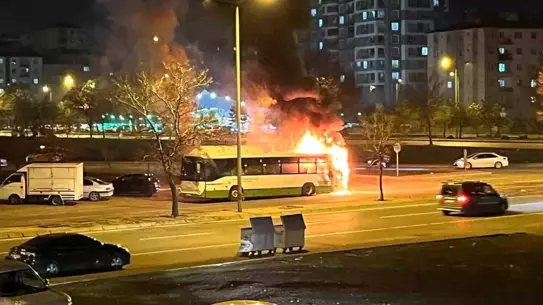 Kayseri Melikgazi'de Halk Otobüsü Yangını: Yolcu Yok, Facıa Önlenerek Kontrol Altına Alındı