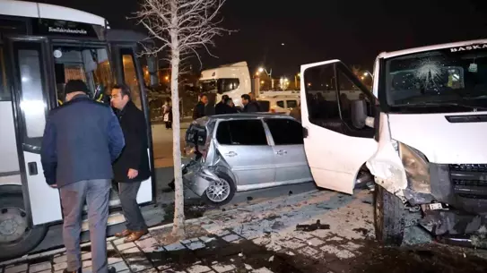 Nevşehir’de Alkollü Sürücünün Kontrol Kaybı Sonrası İki Araç Çarpıştı