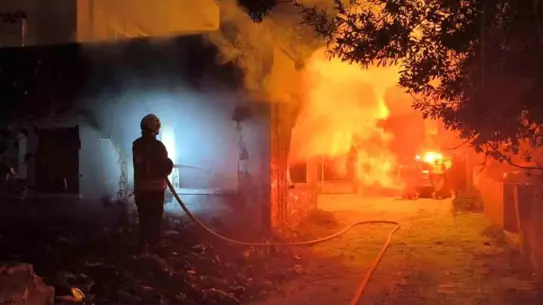Samandağ’da Terk Edilmiş Evde Çıkan Yangın Kontrol Altına Alındı