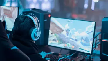 Oyun odasında yorgun genç oyuncu