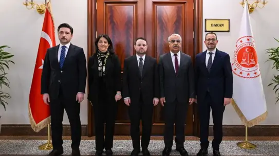 Toplantı sırasında Bakan Gürlek ve milletvekilleri