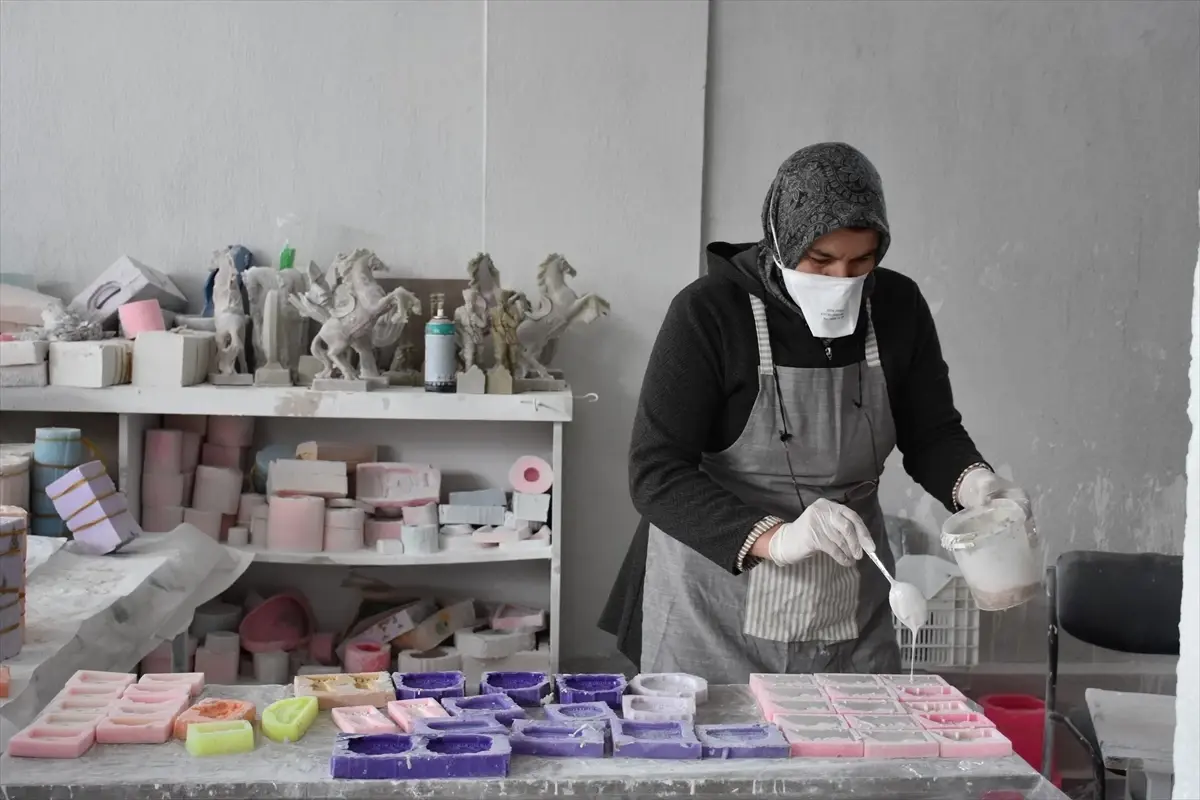 Afyonkarahisar Çobanlar’da Kadın Kooperatifleri, Taş Tozu ve Polyester Ürünleriyle Aile Bütçelerini Güçlendiriyor