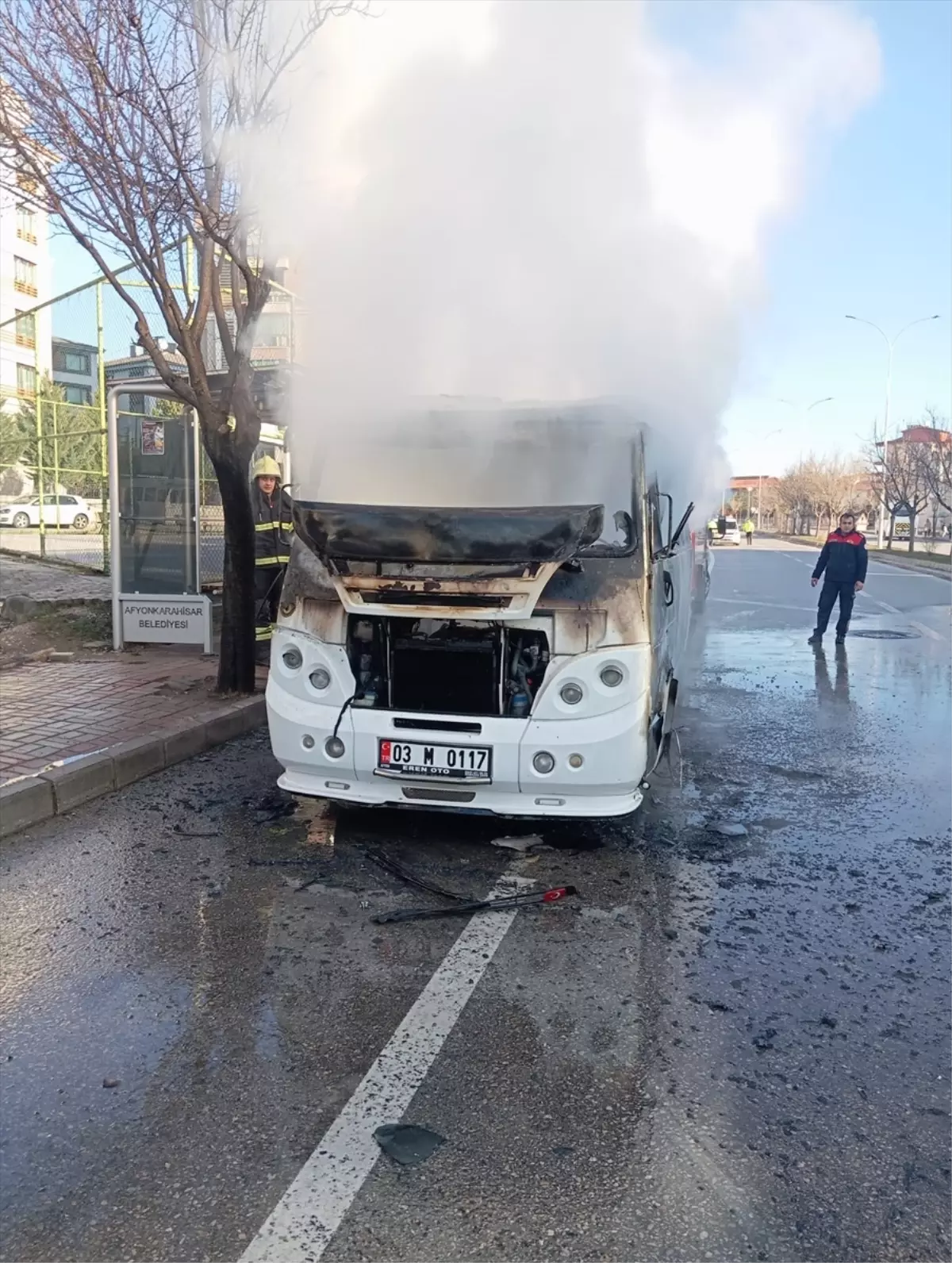 Afyonkarahisar’da Seyir Halindeki Minibüste Çıkan Yangın Kontrol Altına Alındı
