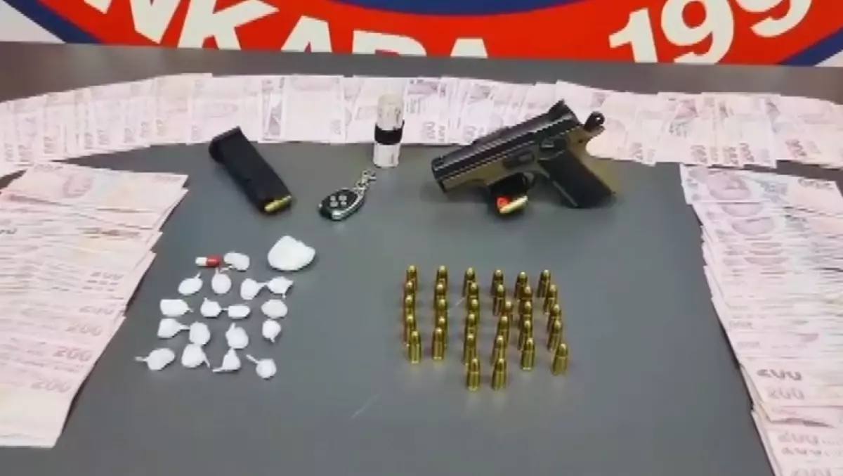 Ankara’da Motorlu Polis, Ruhsatsız Tabanca ve Uyuşturucu Operasyonu Sonuçlandırdı