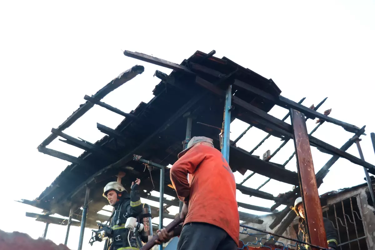 Antalya’da Çıkan Yangın Tek Katlı Evde Büyük Hasara Yol Açtı