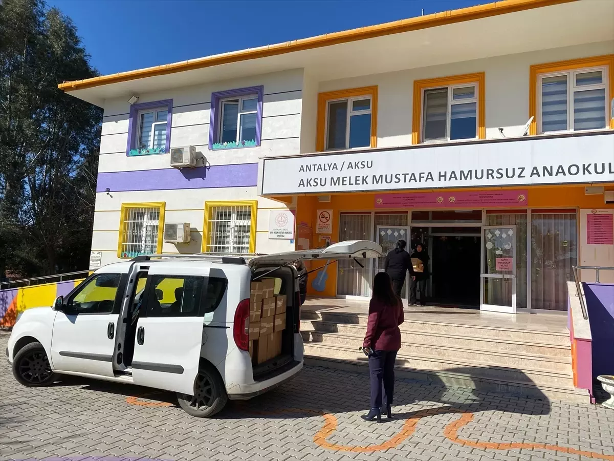 Antalya’da Minik Ellerle Hazırlanan Gıda Kolileri