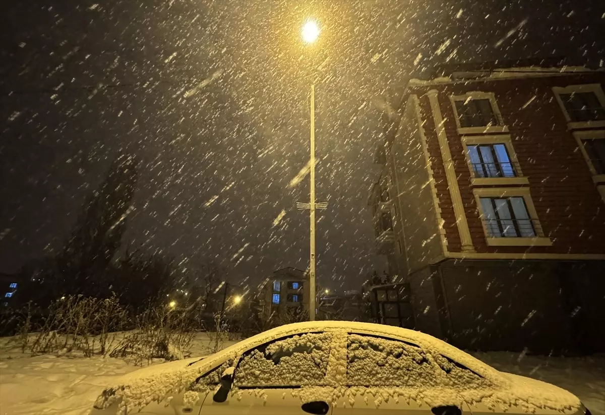 Ardahan’da Şiddetli Kar Yağışı Sokakları Buzlandırdı, Hayatı Zorlaştırdı