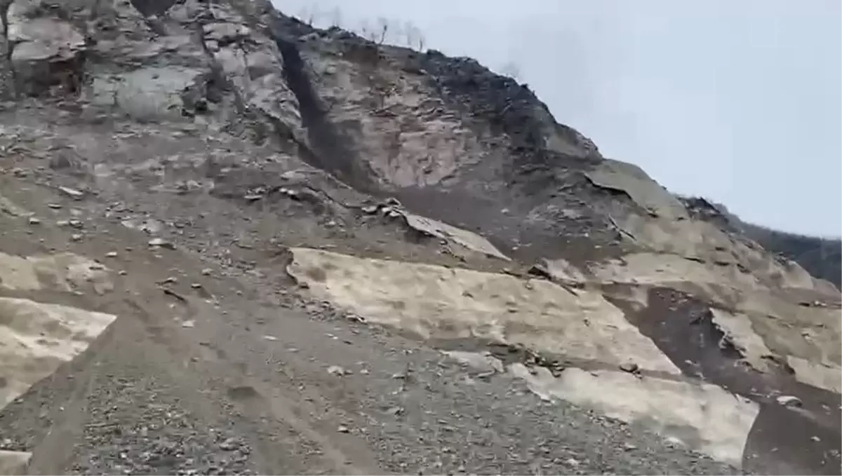 Artvin Şavşat'ta Heyelan: Kara Yol Kapandı, Ulaşım Durdu