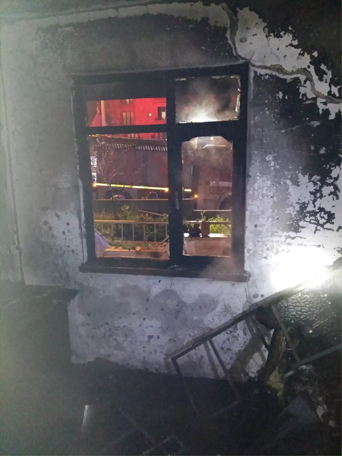 Altıeylül'de zemin kat yangını