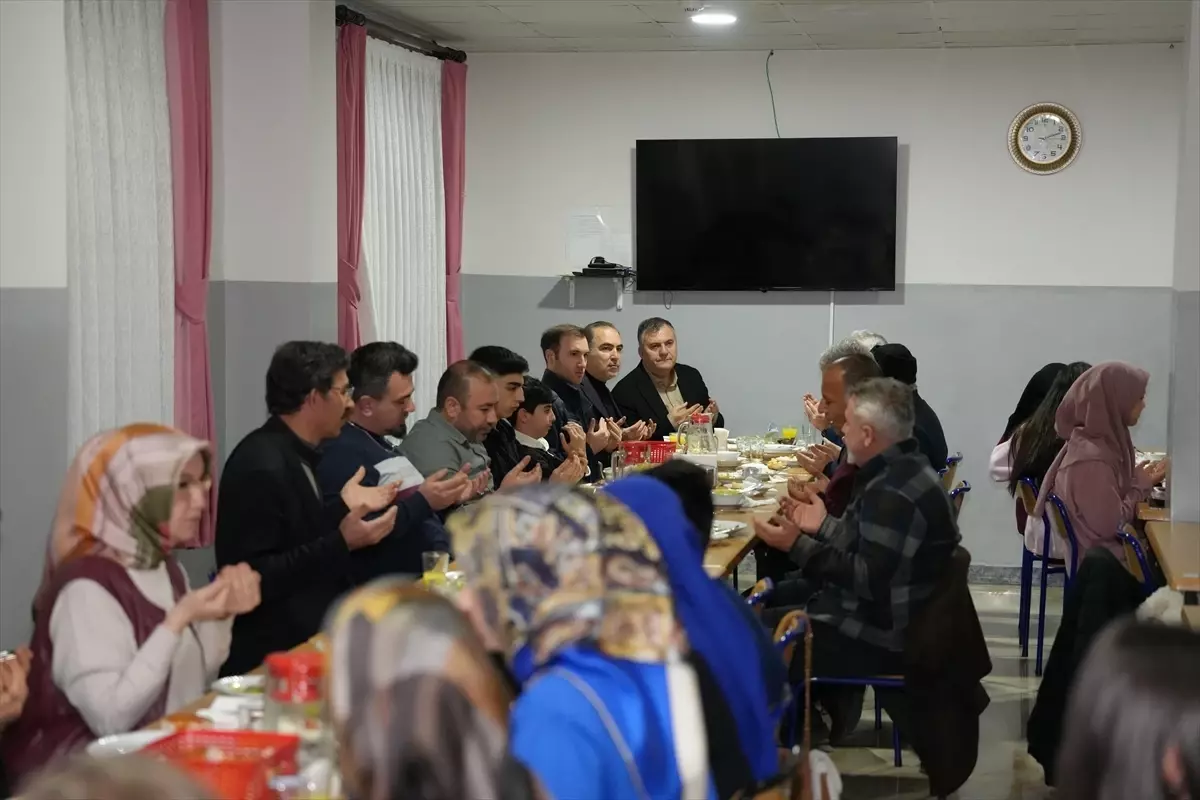 Çubuk Belediye Başkanı Baki Demirbaş, Öğrencilerle İftar Sofrasında Buluştu