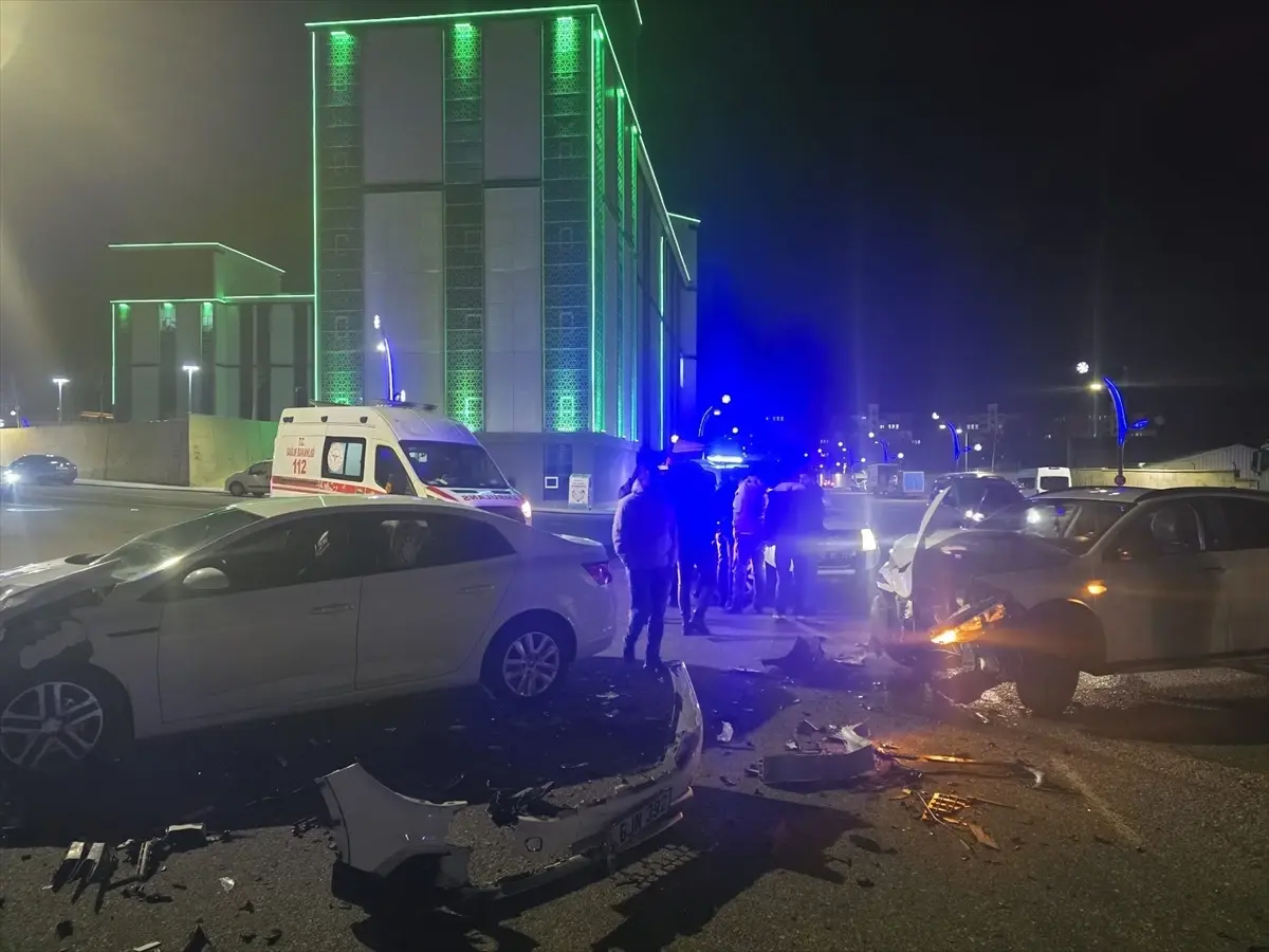 Bingöl'de İki Araç Çarpıştı: 4 Kişi Hastaneye Kaldırıldı
