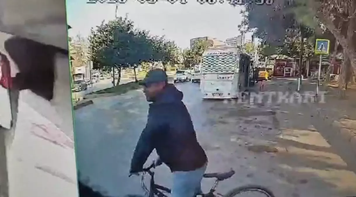 Adana’da bisikletli hırsız minibüsten 4 bin TL çaldı