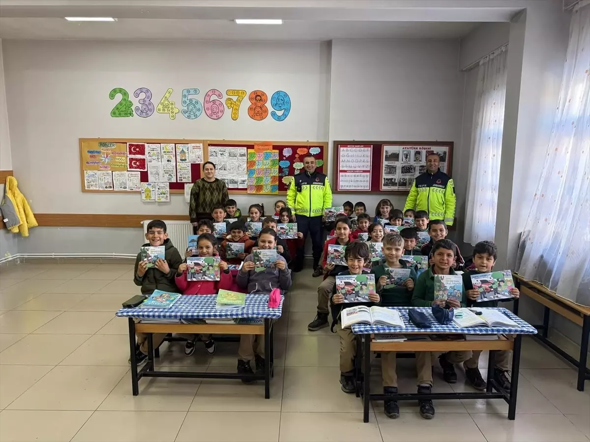 Doğanşehir'de Jandarma Öğrencilere Trafik Güvenliği Semineri Düzenledi